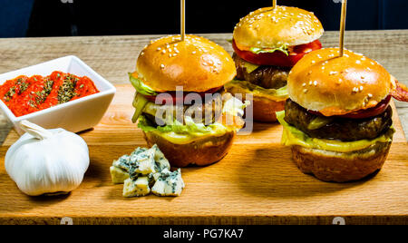 Frisch serviert Burger bereit, gegessen zu werden. In Detailansicht genießen. Stockfoto