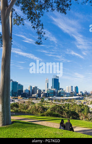 Ein Paar an die Stadt Perth Blick vom Kings Park, Western Australia, Australien suchen Stockfoto