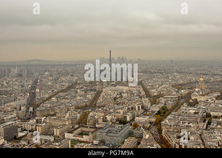 Blick auf den Eiffelturm und die Champs de Mars Park, mit Wolkenkratzern von la Ddefense Geschäftsviertel im Hintergrund. Paris, Frankreich Stockfoto