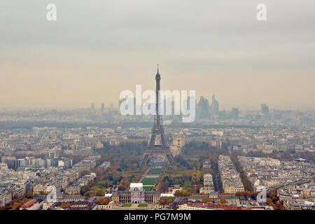 Blick auf den Eiffelturm und die Champs de Mars Park, mit Wolkenkratzern von la Ddefense Geschäftsviertel im Hintergrund. Paris, Frankreich Stockfoto