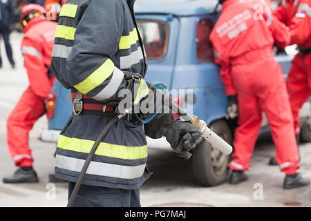 Feuerwehrmänner in Rettungsaktion nach einem schweren Verkehrsunfall Stockfoto