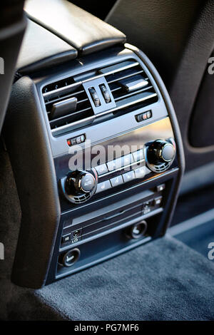 Moderner Luxus auto Klima Control Panel für die Passagiere in der hinteren Reihe mit geringer Tiefenschärfe. Vier Klimatisierung. Innenraum Detail. Ba Stockfoto