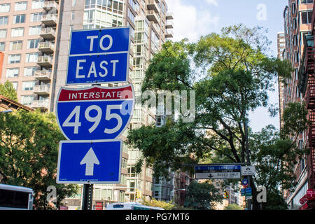 New York City. Verkehr Straße Zeichen mit der Wegbeschreibung zum Interstate 495 beenden Stockfoto