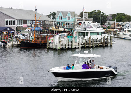 Martha's Vineyard, Massachusetts. Blick auf traditionelle Häuser aus der Kolonialzeit vor dem Meer in der Nähe von Chatham Stockfoto