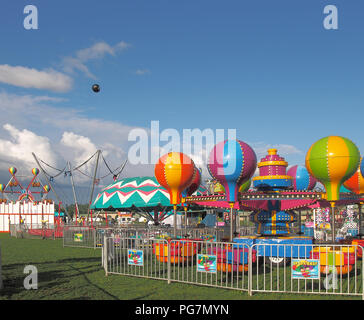 Geddes, New York, USA. August 23, 2018. Kinder fahren am westlichen Ende des New York State Fairgrounds vor Eröffnung der New York State F Stockfoto