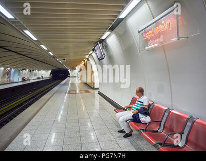 Die Bürger warten auf einen Zug in der U-Bahn-Station Akropolis. Athen. Attika, Griechenland. Stockfoto