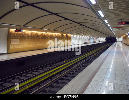 U-Bahn-Station Akropolis mit einer Nachbildung der Elgin Marbles der Parthenon eingerichtet, auch bekannt als das Parthenon Marmor Stockfoto