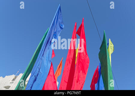 Bunte Fahnen gegen den blauen Himmel in der Stadt Chabarowsk, Russland Stockfoto