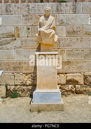 Skulptur von Menander (meandros) des Theater des Dionysos Eleuthereus an der Akropolis von Athen. Region Attika, Griechenland. Stockfoto