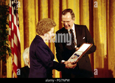 Präsident Bush stellt die Presidential Medal of Freedom der ehemaligen britischen Premierministerin Margaret Thatcher 3 7 1991 Stockfoto