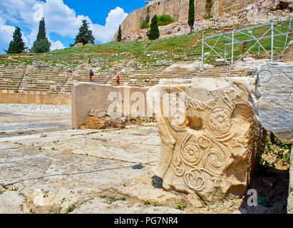 Bleibt der geschnitzten Sockel Stein der Theater des Dionysos Eleuthereus. Akropolis von Athen. Region Attika, Griechenland. Stockfoto