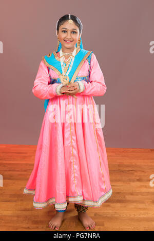 Portrait einer jungen Kathak klassischer indischer Tänzer im Kostüm Stockfoto