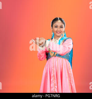 Portrait einer jungen Kathak klassischer indischer Tänzer im Kostüm Stockfoto