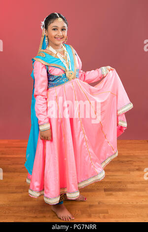 Portrait einer jungen Kathak klassischer indischer Tänzer im Kostüm Stockfoto