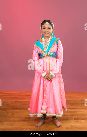 Portrait einer jungen Kathak klassischer indischer Tänzer im Kostüm Stockfoto