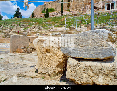 Bleibt der geschnitzten Sockel Stein der Theater des Dionysos Eleuthereus. Akropolis von Athen. Region Attika, Griechenland. Stockfoto