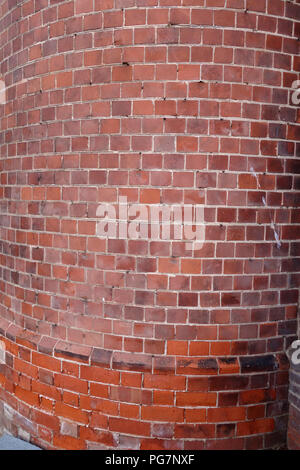 Wunderschöne alte geschwungene Backsteinmauer in großen Country House Stockfoto