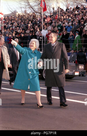 Präsident und Frau Bush gehen Sie die Pennsylvania Avenue nach der Einweihung auf dem US Capitol Stockfoto