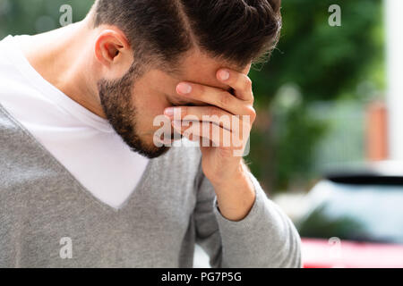 Nahaufnahme eines jungen Mannes leiden unter Kopfschmerzen. Stockfoto