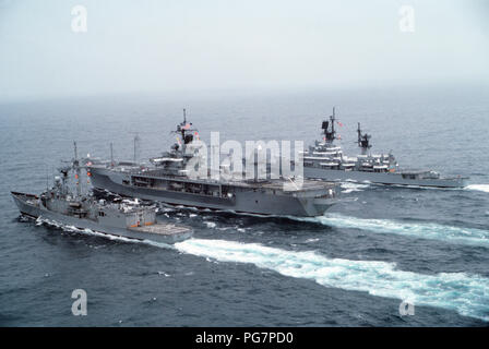 Ein port Quartal Sicht der US Navy (USN) USS BLUE RIDGE (LCC 19), dem Flaggschiff der Siebten Flotte, flankiert von der USN Lenkwaffen-kreuzer USS STERETT (CG31) (rechts), und der USN Lenkwaffenfregatte USS RODNEY M. DAVIS (FFG 60). Stockfoto