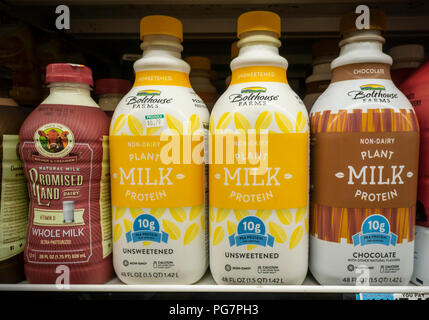 Flaschen Bolthouse Farmen Marke pflanzlichen 'Milch' sind in einem Supermarkt in New York am Freitag, August 17, 2018. Bolthouse Betriebe ist eine Marke der Campbell Soup Co. gekauft im Jahr 2012. (Â© Richard B. Levine) Stockfoto