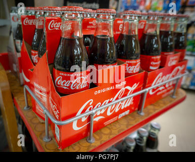 Mini-Flaschen in Six-packs von Coca-Cola in einem Supermarkt in New York am Freitag, 17. August 2018. (© Richard B. Levine) Stockfoto