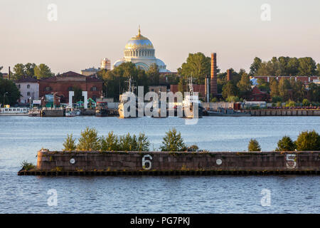 Kronstadt ist eine Stadt und ehemaligen Festung auf der Ostsee Insel Kotlin aus St. Petersburg in Russland. Stockfoto