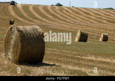 Traktor und Ballenpressen Maschine und xollecting baiing Heu in der Nähe von Najac, Aveyron, Royal, Frankreich, Europa Stockfoto