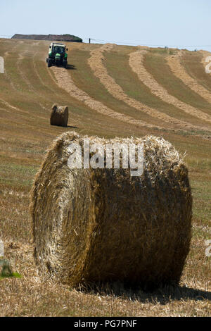 Traktor und Ballenpressen Maschine und xollecting baiing Heu in der Nähe von Najac, Aveyron, Royal, Frankreich, Europa Stockfoto