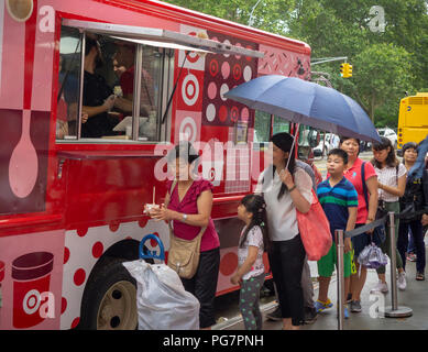 Shopper sind während der großen Eröffnung Feier zum Tag, Sonntag, August 19, 2018 kostenloses Eis außerhalb der neuen Target Store in der Lower East Side New Yorker Stadtteil behandelt. Die 22.500 Quadratfuß-Speicher ist einer der Zielgruppe Kleine-Format speichert, wie sie aggressiv in den städtischen Markt erweitern. (Â© Richard B. Levine) Stockfoto