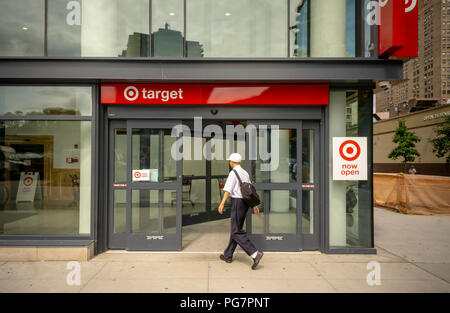 Käufer außerhalb des neu eröffneten Target Store in der Lower East Side New Yorker Stadtteil am Dienstag, 21. August 2018. Ziel ist geplant mit dem erzielten Ergebnis im zweiten Quartal am 22. August vor der Glocke zu berichten. (Â© Richard B. Levine) Stockfoto