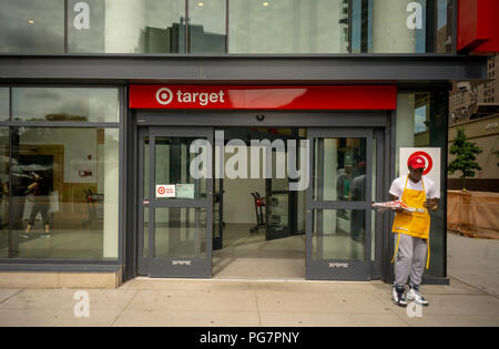 Käufer außerhalb des neu eröffneten Target Store in der Lower East Side New Yorker Stadtteil am Dienstag, 21. August 2018. Ziel ist geplant mit dem erzielten Ergebnis im zweiten Quartal am 22. August vor der Glocke zu berichten. (© Richard B. Levine) Stockfoto