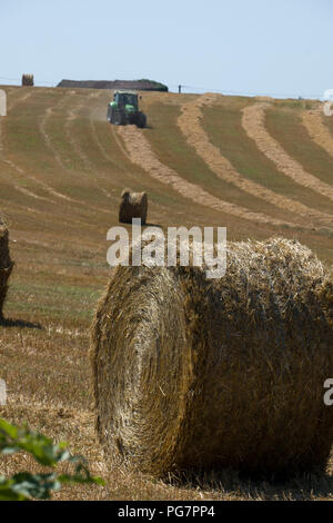 Traktor und Ballenpressen Maschine und xollecting baiing Heu in der Nähe von Najac, Aveyron, Royal, Frankreich, Europa Stockfoto