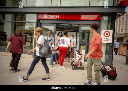 Käufer außerhalb des neu eröffneten Target Store in der Lower East Side New Yorker Stadtteil am Dienstag, 21. August 2018. Ziel ist geplant mit dem erzielten Ergebnis im zweiten Quartal am 22. August vor der Glocke zu berichten. (© Richard B. Levine) Stockfoto