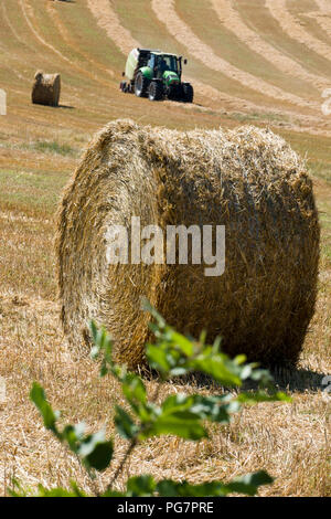 Traktor und Ballenpressen Maschine und xollecting baiing Heu in der Nähe von Najac, Aveyron, Royal, Frankreich, Europa Stockfoto