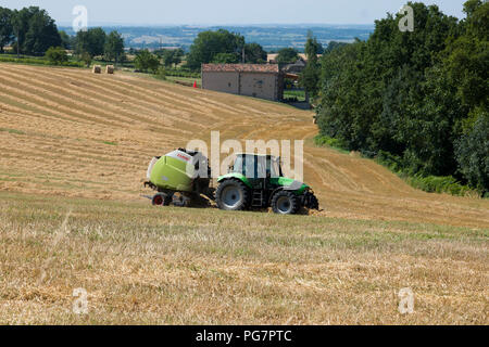 Traktor und Ballenpressen Maschine und xollecting baiing Heu in der Nähe von Najac, Aveyron, Royal, Frankreich, Europa Stockfoto