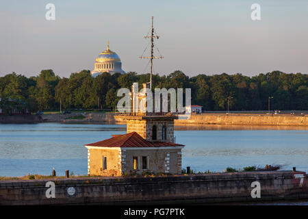 Kronstadt ist eine Stadt und ehemaligen Festung auf der Ostsee Insel Kotlin aus St. Petersburg in Russland. Stockfoto