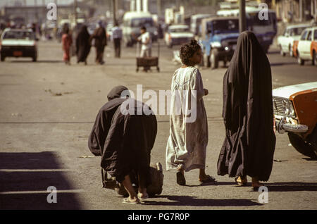 Bagdad, Irak - Oktober 1995 - Eine ältere irakische Frau rollt eine Butan Zylinder in der Straße Markt im Zentrum von Bagdad. Von Irakischen aufgrund der strengen UN-Sanktionen in den 90er kämpfen auferlegt, weil der irakischen Invasion in Kuwait im Jahr 1990. Stockfoto