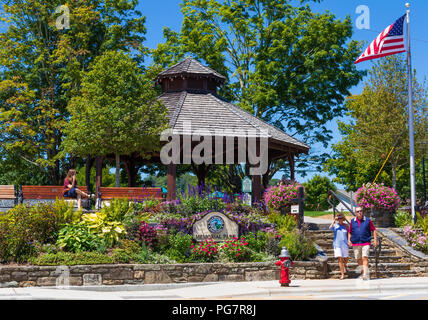 BLOWING ROCK, NC, USA,-23 Aug 2018: City Park mit einem Pavillon, Mast, ein paar gehen. Und mit Handy Frau. Stockfoto