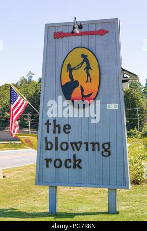 BLOWING ROCK, NC, USA,-23 Aug 2018: ein Zeichen der Werbung die Blowing Rock Attraktion, für die die Stadt benannt ist. Stockfoto