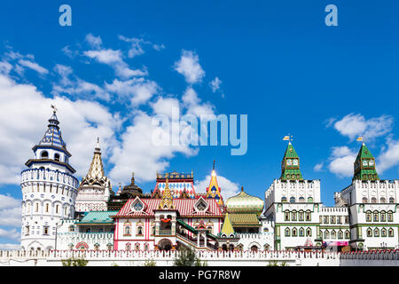 Moskau, Russland - 17. AUGUST 2018: weißer Stein Izmaylovskiy Kreml unter blauem Himmel. Die kulturellen Komplex Kreml in Ismailowo von A. Uschakow gegründet wurde. Stockfoto