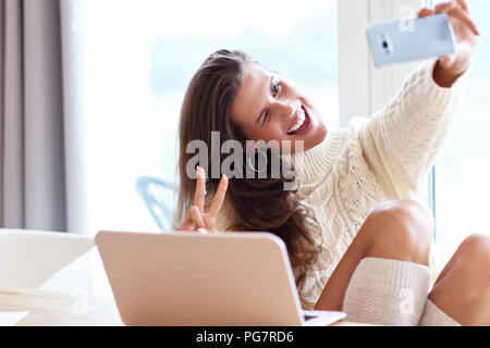 Bild von erwachsenen Frau tragen warme Pullover zu Hause ein Herbst Tag ruhen Stockfoto