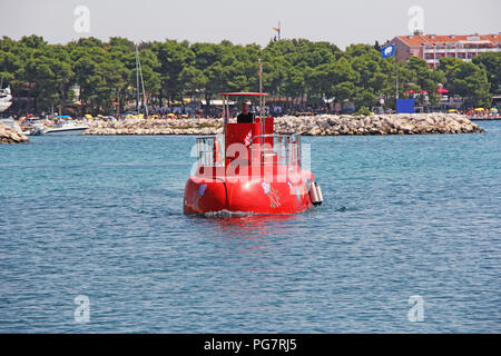 Red Semi-U-Boot mit Glasboden, so Touristen das Meeresleben in Vodice, Kroatien Stockfoto