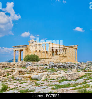 Erechtheion, antike Tempel zu Ehren Athena und Poseidon, mit der Veranda der Karyatiden an der Südfassade, auf der Athener Akropolis. Athen. Atti Stockfoto