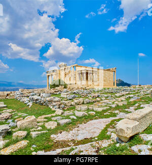 Erechtheion, antike Tempel zu Ehren Athena und Poseidon, mit der Veranda der Karyatiden an der Südfassade, auf der Athener Akropolis. Athen. Atti Stockfoto