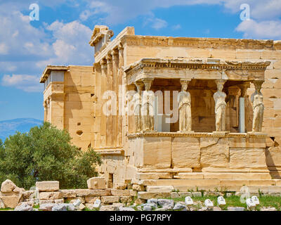 Portal der Karyatiden an der Südfassade des Erechtheion, antike Tempel zu Ehren Athena und Poseidon auf der Athener Akropolis. Athen. Attika Regi Stockfoto