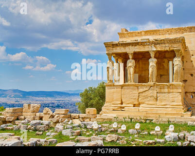 Portal der Karyatiden an der Südfassade des Erechtheion, antike Tempel zu Ehren Athena und Poseidon, an die Athener Akropolis mit der Stadt Ath Stockfoto