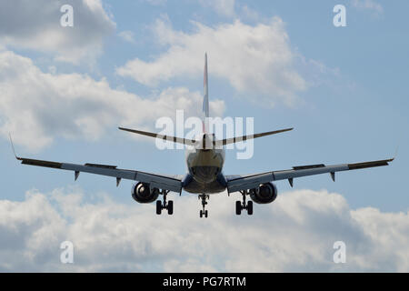 Einen British Airways CityFlyer Embraer 190 ist in London City Airport in den Londoner Docklands zu landen Stockfoto