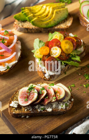 Hausgemachtes Frühstück Toast mit Frischkäse und Tomaten Avocado Abb. Stockfoto