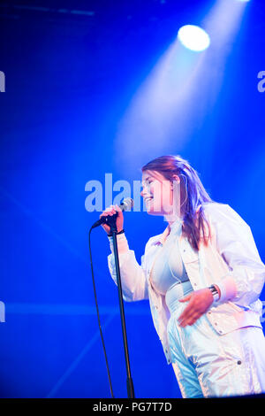 Norwegen, Bergen - 16. Juni 2018. Die norwegische Sängerin und Songwriterin Halie führt ein Live Konzert während der norwegischen Musik Festival Bergenfest 2018 in Bergen. (Foto: Gonzales Foto - Jarle H. Moe). Stockfoto